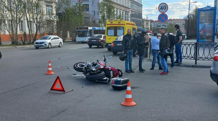 В Мурманске на проспекте Ленина в результате ДТП пострадал мотоциклист